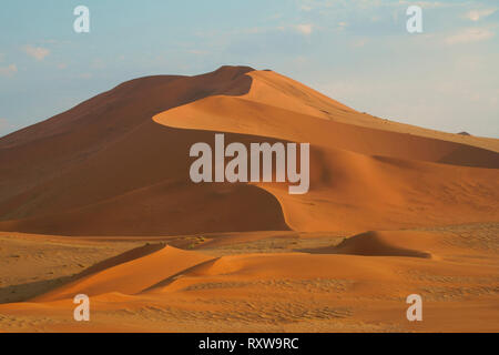 De magnifiques dunes rouges de Sossusvlei Parc National. Sossusvlei est un sel et de l'argile pan formé à partir de dépôts de la rivière Tsauchab avant son débit était bloquée par des dunes de sable. Le mot "ossusvlei' signifie 'Dead-fin marsh' et bien que le nom d'origine visée à la poêle,il nowrefers à l'ensemble de la zone d'immenses dunes rouges qui composent le Parc National de Sossusvlei. Ouest de la Namibie, près de la ville de Sesriem,l'Afrique. Banque D'Images