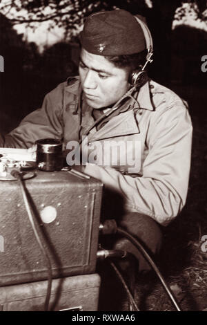 Code Navajo talker Caporal Lloyd Oliver exploite un champ radio pendant qu'attachée à un régiment d'artillerie de marine dans le Pacifique Sud durant la Seconde Guerre mondiale le 7 juillet 1943. Le caporal Oliver était aussi un sniper et un scout. Banque D'Images