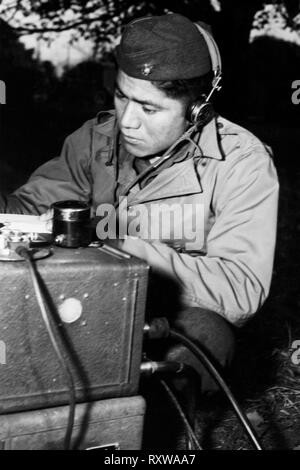 Code Navajo talker Caporal Lloyd Oliver exploite un champ radio pendant qu'attachée à un régiment d'artillerie de marine dans le Pacifique Sud durant la Seconde Guerre mondiale le 7 juillet 1943. Le caporal Oliver était aussi un sniper et un scout. Banque D'Images