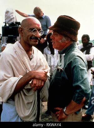 BEN KINGSLEY EN UN FOTOGRAMA DE LA PELICULA "Gandhi" DE RICHARD ATTENBOROUGH EN 1982. Gandhi. BEN KINGSLEY 1943-Ben Kingsley. RICHARD ATTENBOROUGH 1923/. Banque D'Images