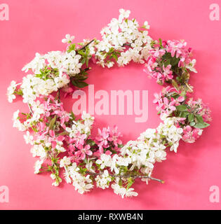 Couronne de fleurs au printemps sur fond rose Banque D'Images