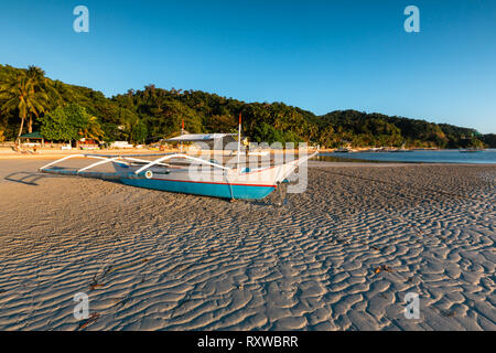 Bateau local sur la rive de la plage d'El Nido, dans l'île de Palawan, Philippines Banque D'Images