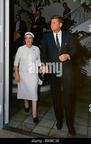 Le président John F Kennedy se réunit avec le Ministre des affaires étrangères d'Israël, Golda Meir, Décembre 1962 Banque D'Images