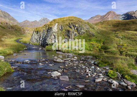 Sentier de randonnée dans la vallée de Cogne, Aosta, Italie. Un paysage de montagne sauvage Creek dans le haut de l'Urtier wallonne. Banque D'Images