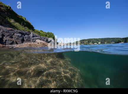 Sous l'eau plus tourné de Salcombe sous un beau ciel bleu. Banque D'Images