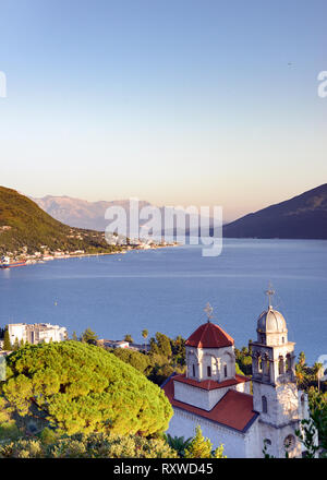 Paysage méditerranéen sur le coucher du soleil. Le Monténégro, la mer Adriatique, dans la baie de Kotor, le monastère de Savina Banque D'Images