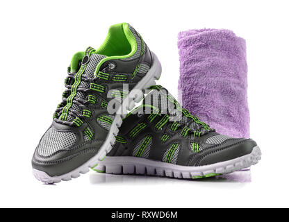 Espadrilles et porte-serviettes chauffant isolé sur blanc, le culturisme et l'haltérophilie concept Banque D'Images Espadrilles et porte-serviettes chauffant isolé sur blanc, le culturisme et l'haltérophilie concept Banque D'Images