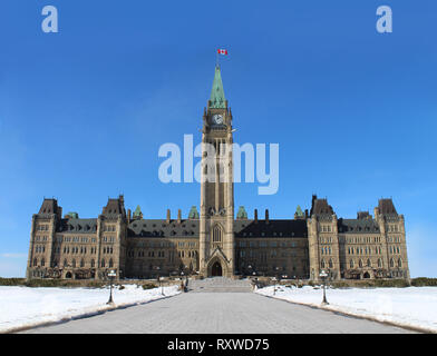 Parlement du Canada dans la capitale canadienne de l'Ontario Ville d'Ottawa comme un bâtiment historique avec une vue de face de la tour de la paix. Banque D'Images