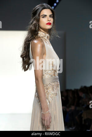 New York New York Fevrier 07 2019 Carol Mendes promenades la piste a Tadashi Shoji Automne Hiver 2019 Fashion Show Photo Stock Alamy