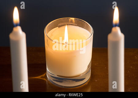 Bougies allumées. Les ventes de bougies ont bondi d'un tiers au cours de l'année écoulée au milieu de l'augmentation du nombre de distributeurs, de nouvelles recherches suggèrent. Banque D'Images