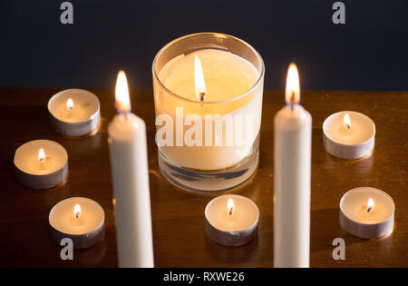 Bougies allumées. Les ventes de bougies ont bondi d'un tiers au cours de l'année écoulée au milieu de l'augmentation du nombre de distributeurs, de nouvelles recherches suggèrent. Banque D'Images