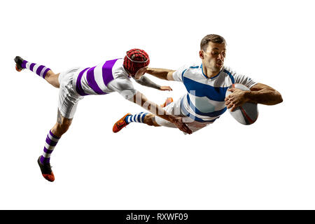 La silhouette de deux hommes de race blanche rugby joueurs isolé sur fond blanc. Studio shot of fit men in motion ou d'un mouvement avec le ballon. Jump et acti Banque D'Images