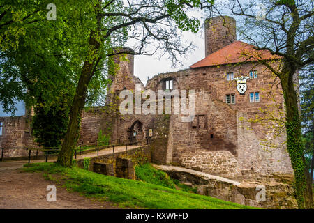 La belle entrée du célèbre château Hanstein, un château en ruine au centre de l'Allemagne. L'ancien pont-levis est maintenant remplacé par un barrage, formant... Banque D'Images