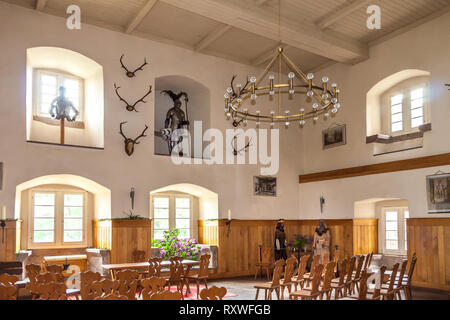 La salle des chevaliers du château de Hanstein en Thuringe, Allemagne. La chambre est décorée avec des armures de chevalier, vêtements médiévaux, montage mural bois de cerf,... Banque D'Images