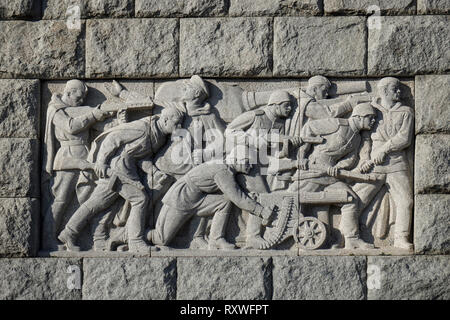 Détail d'un bas-relief consacré à l'armée rouge russe à Plovdiv, illustrant l'avancée des soldats. Aliocha "monument" Banque D'Images