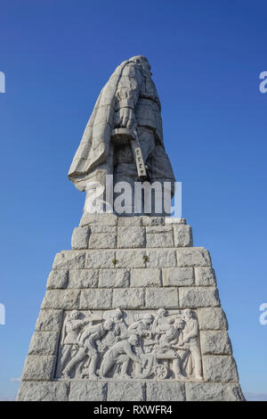 Vue d'une basse vantage monument dédié à l'armée rouge russe avec une statue en pierre du soldat inconnu tenant un pistolet et bas-relief de l'advanc Banque D'Images