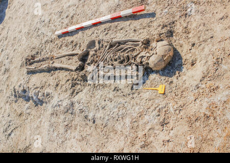 Squelette dans un cimetière romain découvert lors de fouilles archéologiques Banque D'Images