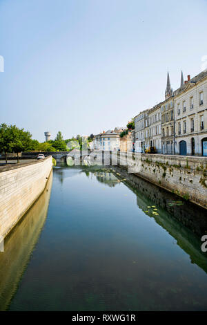 Niort (centre-ouest de la France) : façades de bâtiments le long des rives de la rivière de la Sèvre Niortaise, quai quai Cronstadt", dans le centre-ville Banque D'Images