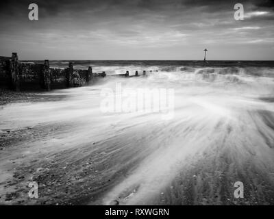 Une image infrarouge de la côte et d'un épi à Selsey, West Sussex, Angleterre. Banque D'Images