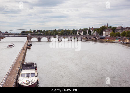 Saint-servais le pont enjambant la rivière de la Meuse avec la skyline de Maastricht Banque D'Images