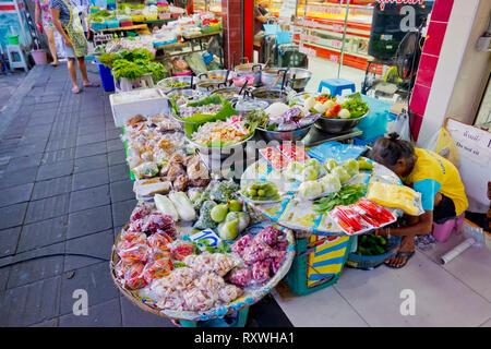 Les étals du marché, e Pattaya Klang, Central Pattaya Road, Pattaya, Thaïlande Banque D'Images