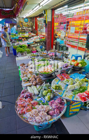 Les étals du marché, e Pattaya Klang, Central Pattaya Road, Pattaya, Thaïlande Banque D'Images