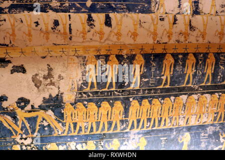 Frise murale de la tombe de Ramsès VI. Tombe KV9 pour l'Egypte Vallée des Rois a été construite par le pharaon Ramsès V. Il est enterré ici, mais son oncle, Ramsès VI, réutilisés plus tard le tombeau comme son propre. La mise en page est typique de la 20e dynastie - la période de l'époque Ramesside. Ramsès VI Nebmaatre-Meryamun fut le cinquième souverain de la xxe dynastie égyptienne. Il a régné pendant environ huit ans au milieu et à la fin du 12e siècle avant J.-C. Banque D'Images