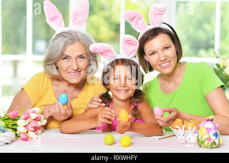 Portrait de famille heureuse portant des oreilles de lapin rose Banque D'Images