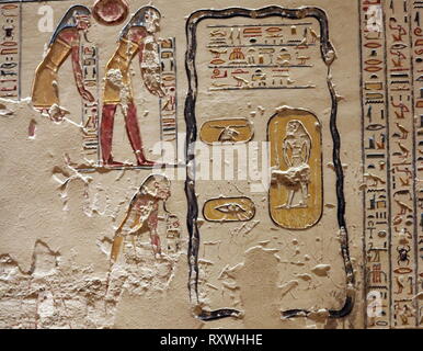 Frise murale de la tombe de Ramsès VI. Tombe KV9 pour l'Egypte Vallée des Rois a été construite par le pharaon Ramsès V. Il est enterré ici, mais son oncle, Ramsès VI, réutilisés plus tard le tombeau comme son propre. La mise en page est typique de la 20e dynastie - la période de l'époque Ramesside. Ramsès VI Nebmaatre-Meryamun fut le cinquième souverain de la xxe dynastie égyptienne. Il a régné pendant environ huit ans au milieu et à la fin du 12e siècle avant J.-C. Banque D'Images