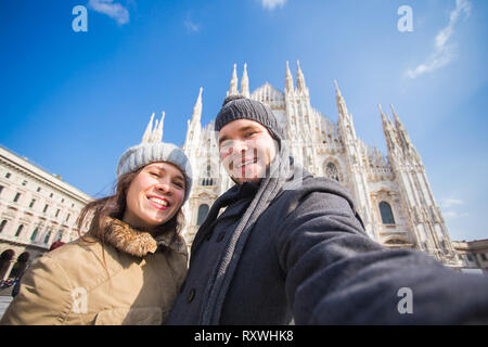 Les voyages, la photographie et les gens concept - Happy couple taking Self Portrait in Milano en place du Duomo Banque D'Images