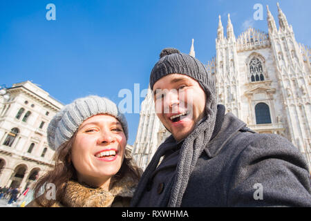 Les voyages, la photographie et les gens concept - Happy couple taking Self Portrait in Milano en place du Duomo Banque D'Images