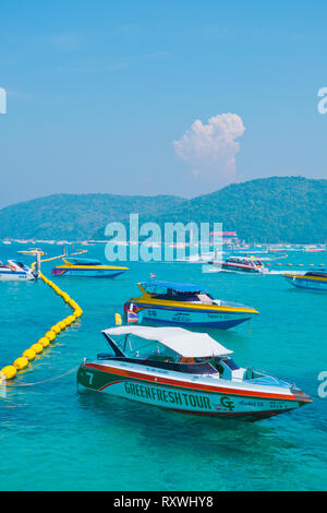 Bateaux, en face de Tawaen Beach, Ko Lan, Thaïlande Banque D'Images