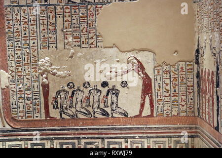 Frise murale de la tombe de Ramsès VI. Tombe KV9 pour l'Egypte Vallée des Rois a été construite par le pharaon Ramsès V. Il est enterré ici, mais son oncle, Ramsès VI, réutilisés plus tard le tombeau comme son propre. La mise en page est typique de la 20e dynastie - la période de l'époque Ramesside. Ramsès VI Nebmaatre-Meryamun fut le cinquième souverain de la xxe dynastie égyptienne. Il a régné pendant environ huit ans au milieu et à la fin du 12e siècle avant J.-C. Banque D'Images