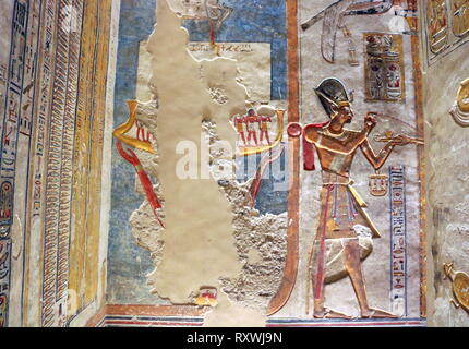 Frise murale de la tombe de Ramsès VI. Tombe KV9 pour l'Egypte Vallée des Rois a été construite par le pharaon Ramsès V. Il est enterré ici, mais son oncle, Ramsès VI, réutilisés plus tard le tombeau comme son propre. La mise en page est typique de la 20e dynastie - la période de l'époque Ramesside. Ramsès VI Nebmaatre-Meryamun fut le cinquième souverain de la xxe dynastie égyptienne. Il a régné pendant environ huit ans au milieu et à la fin du 12e siècle avant J.-C. Banque D'Images