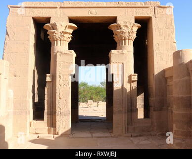 Le soulagement de le Temple de Philae située sur une île dans le réservoir du barrage d'Assouan, faible en aval du barrage d'Assouan et du lac Nasser, en Egypte. Le complexe du temple a été démantelé et déplacé à l'Île Agilkia à proximité dans le cadre de la Campagne de Nubie, projet de l'UNESCO avant la fin de 1970 le grand barrage d'Assouan. L'île temple a été construit au cours de la royaume ptolémaïque 380-362 BC. La divinité principale du temple d'Isis a été complexe Banque D'Images