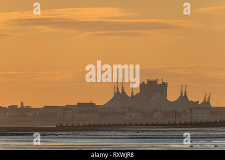 Ciel orange à Butlins Bognor Regis, West Sussex Banque D'Images