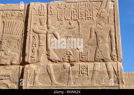 Le soulagement de le Temple de Philae située sur une île dans le réservoir du barrage d'Assouan, faible en aval du barrage d'Assouan et du lac Nasser, en Egypte. Le complexe du temple a été démantelé et déplacé à l'Île Agilkia à proximité dans le cadre de la Campagne de Nubie, projet de l'UNESCO avant la fin de 1970 le grand barrage d'Assouan. L'île temple a été construit au cours de la royaume ptolémaïque 380-362 BC. La divinité principale du temple d'Isis a été complexe Banque D'Images