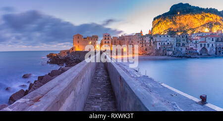 Cefalu au lever du soleil, Sicile, Italie Banque D'Images