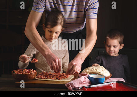 Papa avec les enfants préparer un dessert Banque D'Images