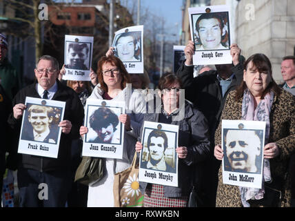 Les membres de la famille détiennent des images de ceux qui sont morts dans des circonstances controversées à Ballymurphy en 1971, à l'extérieur des tribunaux Laganside à Belfast comme l'enquête sur la mort se poursuit. Banque D'Images