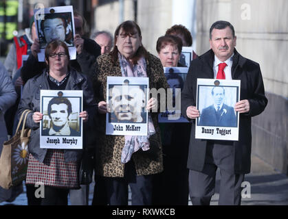 Les membres de la famille détiennent des images de ceux qui sont morts dans des circonstances controversées à Ballymurphy en 1971, à l'extérieur des tribunaux Laganside à Belfast comme l'enquête sur la mort se poursuit. Banque D'Images