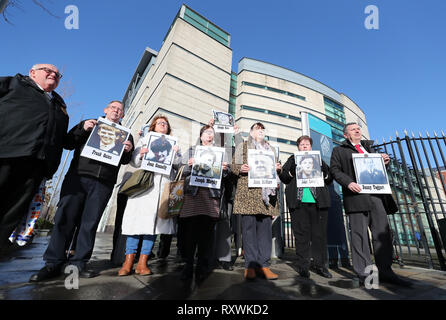 Les membres de la famille détiennent des images de ceux qui sont morts dans des circonstances controversées à Ballymurphy en 1971, à l'extérieur des tribunaux Laganside à Belfast comme l'enquête sur la mort se poursuit. Banque D'Images