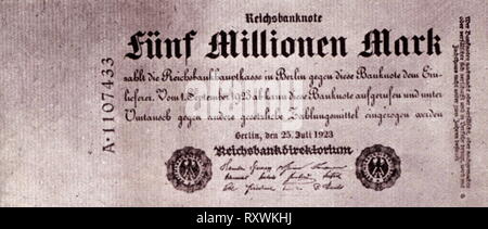 5 000 000 reichsmark billet, lors de l'hyperinflation allemande de Weimar de 1923. En économie, l'hyperinflation est très élevé et généralement l'accélération de l'inflation. À la fin de 1923, la République de Weimar de l'Allemagne était l'émission de billets de deux billions et timbres-poste d'une valeur nominale de 50 milliards de marks. La plus haute valeur euros émises par le gouvernement de Weimar's Reichsbank avaient une valeur faciale de 100 000 milliards de marks (1014 ; 100 000 000 000 000 ; 100 millions de millions de dollars). À la hauteur de l'inflation, un dollar américain valait 4 milliards de marks allemands. Banque D'Images