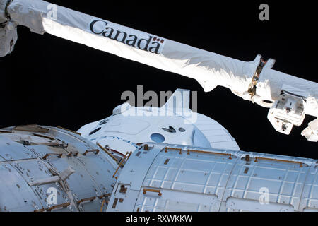 L'équipage commercial sans pilote SpaceX Dragon capsule est amarré à l'harmonie module sur la Station spatiale internationale le 4 mars 2019, dans l'orbite de la Terre. Le vol d'essai de l'engin spatial non habité à la Station Spatiale Internationale est le premier essai et le début d'une nouvelle ère pour les voyages dans l'espace de la NASA. Banque D'Images