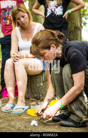 Apprendre à allumer un feu à un autre atelier à entraînement aventurier dans la nature festival, Kent, UK Banque D'Images