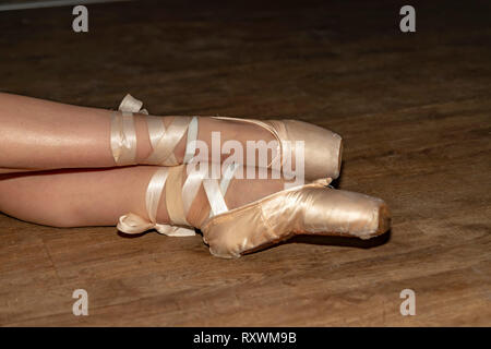 Les jambes de ballerine ferrés en rose pointes close-up Banque D'Images