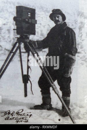 Herbert George Ponting avec un cinématographe en Antarctique, janvier 1912. Herbert George Ponting, FRGS (21 mars 1870 - 7 février 1935) était un photographe professionnel. Il est surtout connu comme le photographe et cinéaste de l'expédition de Robert Falcon Scott, de l'expédition Terra Nova à la mer de Ross et Pôle Sud (1910-1913). Dans ce rôle, il a capturé certaines des images les plus durables de l'âge héroïque de l'exploration en Antarctique. Banque D'Images