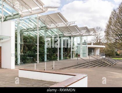 Vue extérieure du bâtiment sous serre en Jephson Jardins, montrant contemporary structure de verre et d'acier. Banque D'Images