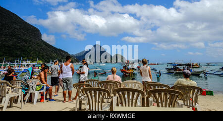 Coron, Philippines - Apr 7, 2017. Profitez de nombreux touristes sur la plage de l'Île Coron, Philippines. Coron est l'un des plus beaux en Asie de l'île. Banque D'Images