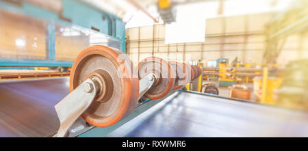 Machine de coupe en acier. Machine industrielle pour couper les bobines de feuille metel, concept d'entreprise. Banque D'Images